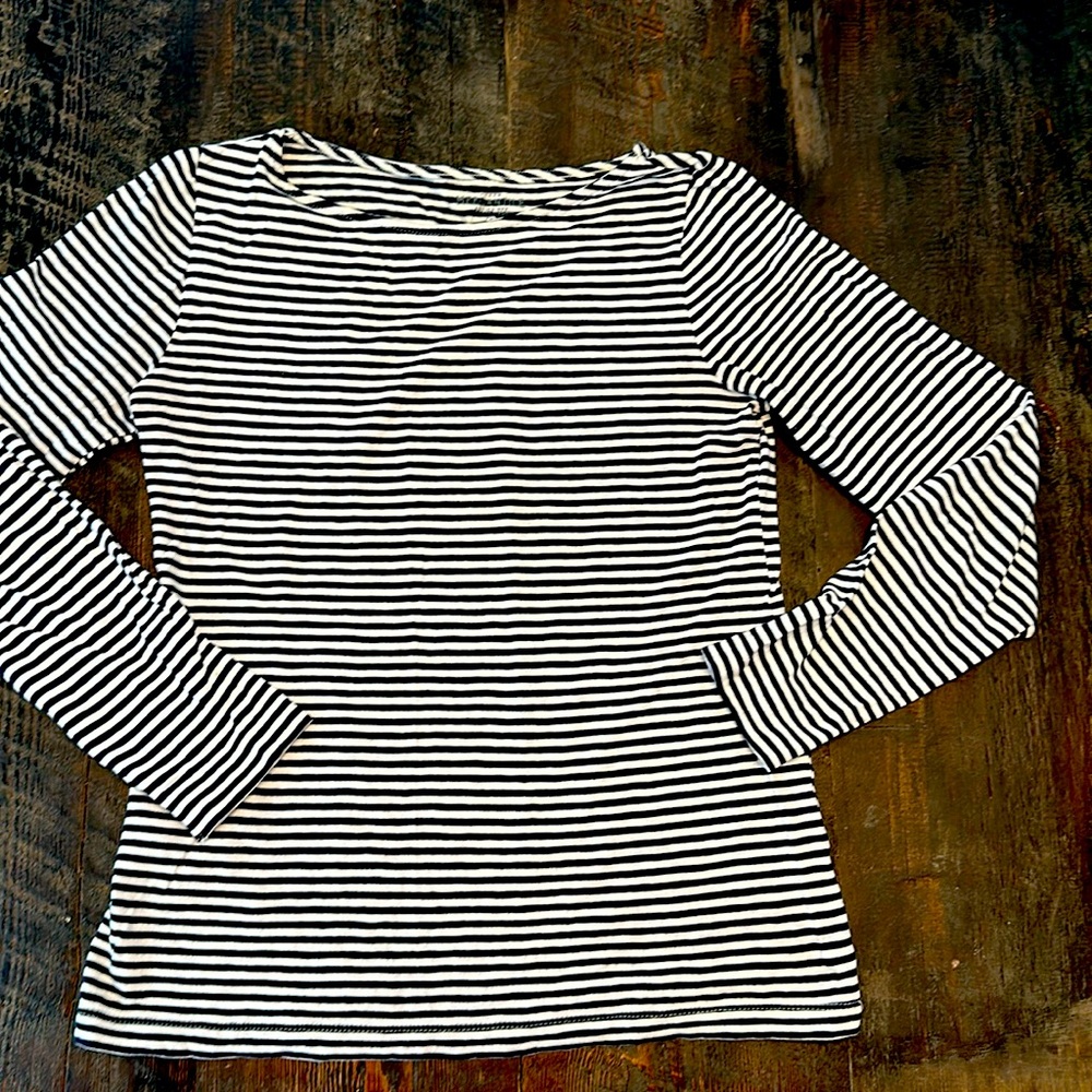 J. Crew 100% cotton long sleeve tee.
Stripes navy blue and white. Size: S.